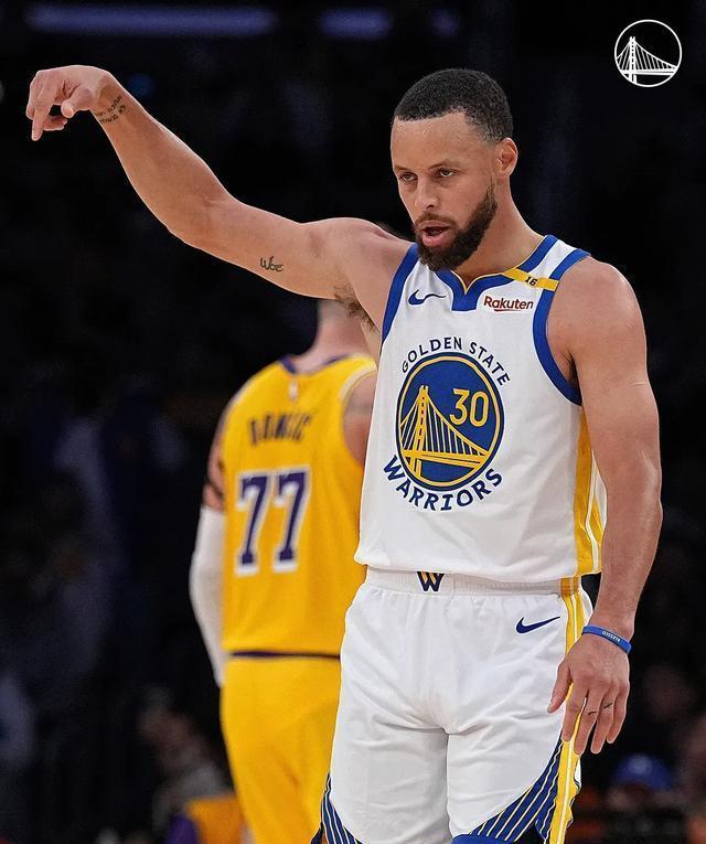 库里，复出首战轰40分，湖人！