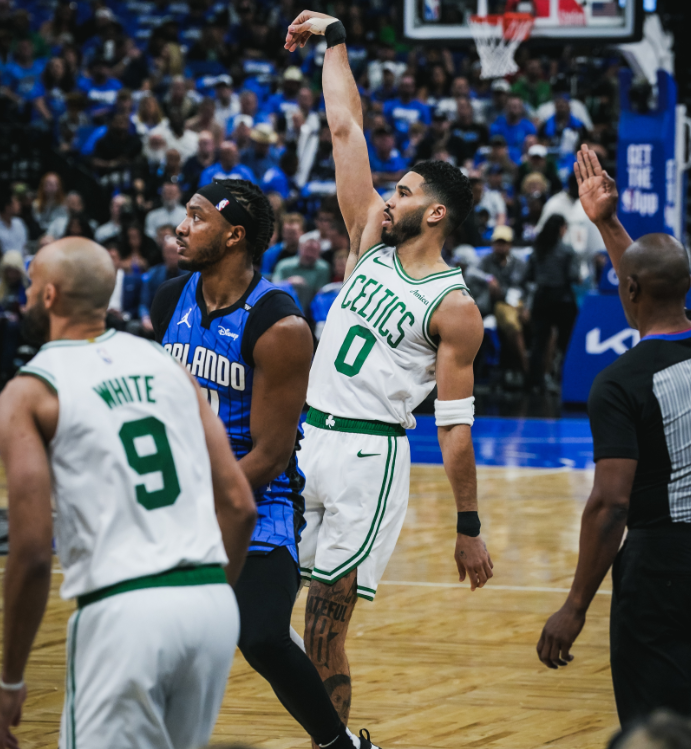 关于塔图姆迎来十二赛季出色发挥，G2观众热烈欢呼！的信息